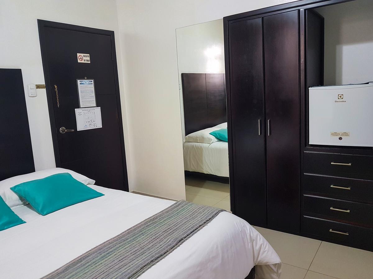 Hostal Blue Pacific Манта Екстер'єр фото
