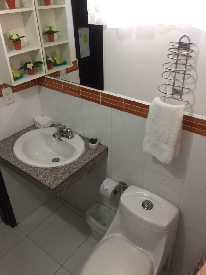 Hostal Blue Pacific Манта Екстер'єр фото